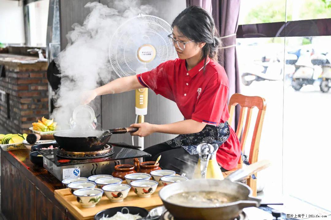 全网追的“扁担女孩”，找了一份暑假工，时薪12元 - 日照生活资讯 - 日照28生活网 rizhao.28life.net